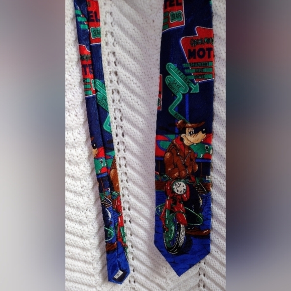 Detective Goofy Mens Tie Disney  Captain Morgan Hotel - Picture 2 of 5